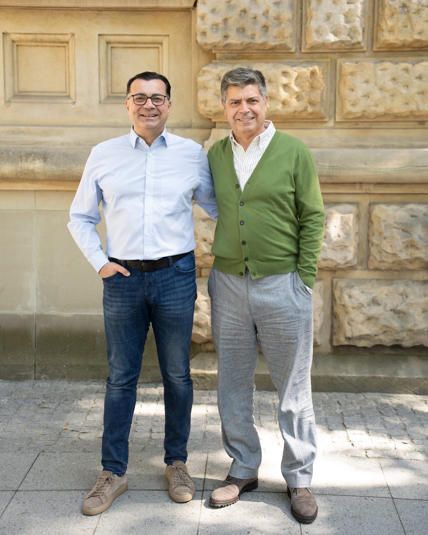 Die Geschäftsführer Ali und Ercan Pervaz vor dem Firmensitz