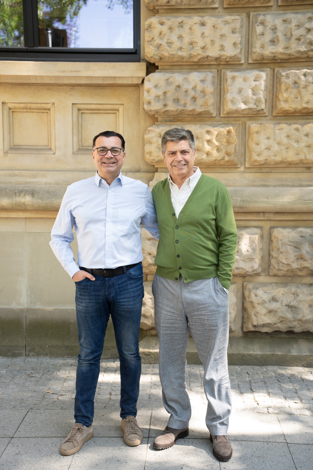 Die Inhaber Ali und Ercan Pervaz vor dem Firmensitz