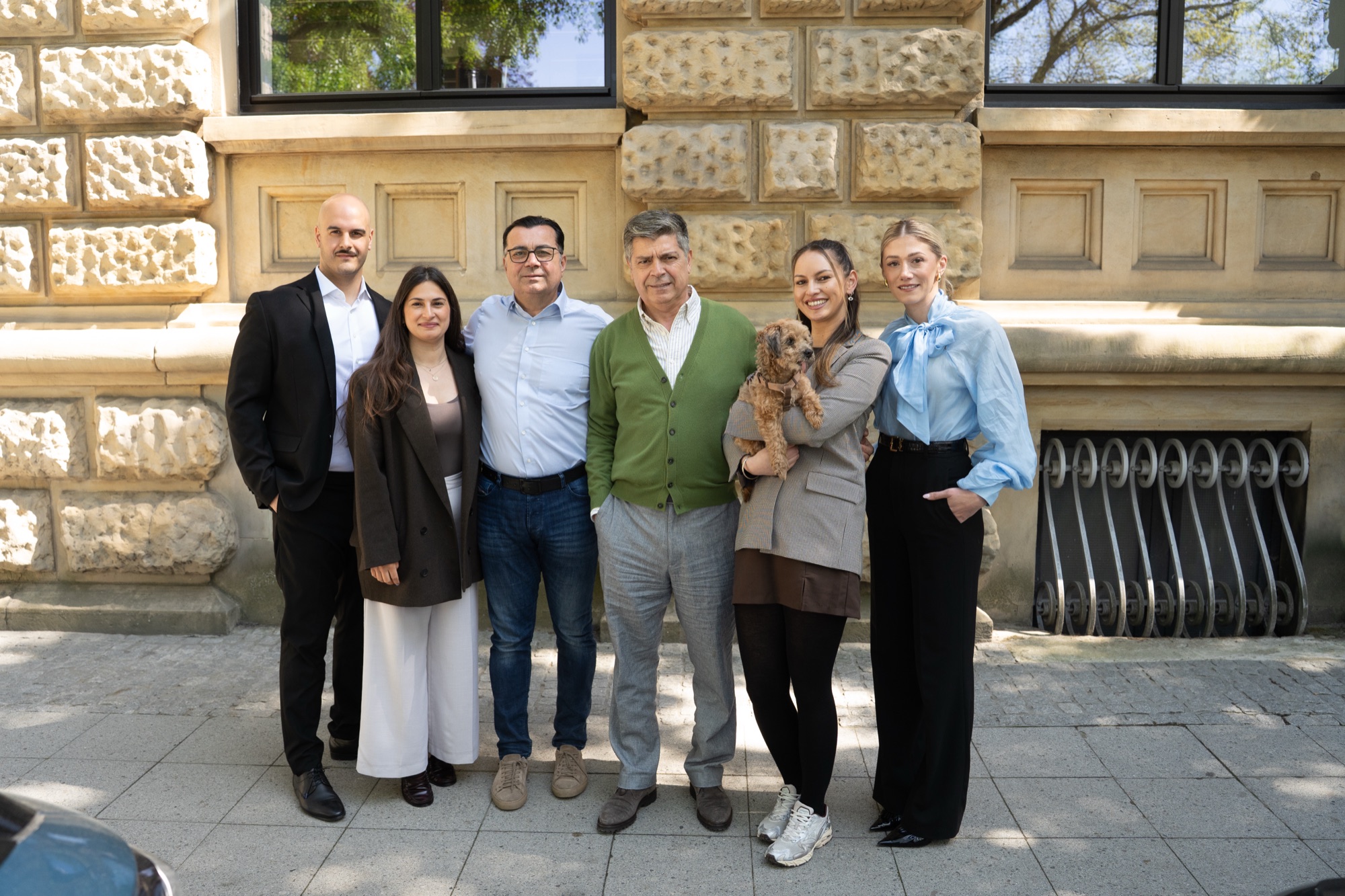 Das Team der TAURUS Immobilien Group vor dem Firmensitz